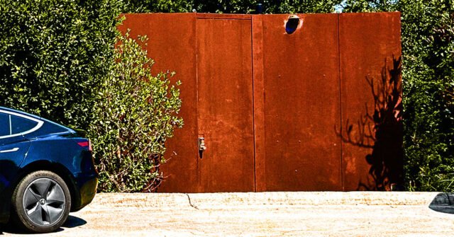 Elon Musk, su muro de 16 pies y la disputa con sus vecinos de Texas
