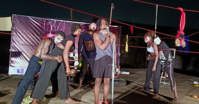 En la guerra civil de Camerún, los poetas de palabras habladas hablan los indescriptibles
