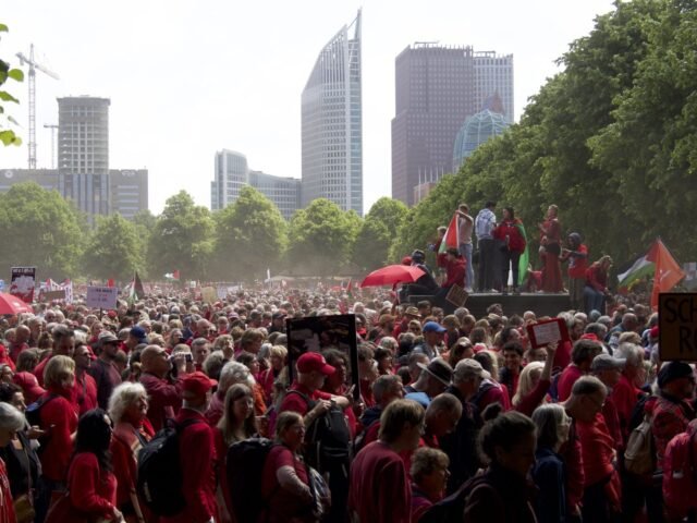 Enorme multitud acumula presión sobre el gobierno holandés para que busque el fin de la campaña de Israel en Gaza
