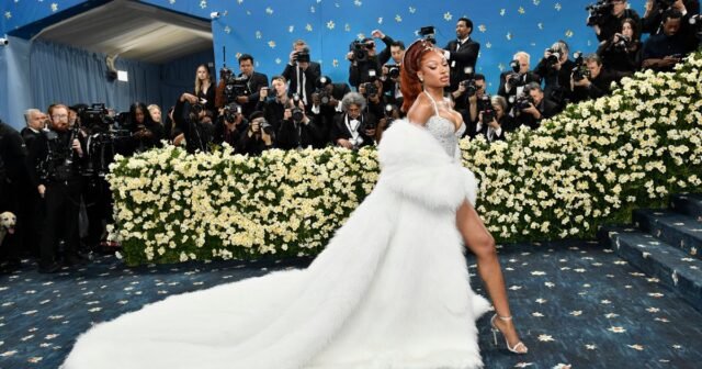 Fotos de AP: Ver looks Incredible Met Gala mientras las estrellas rinden homenaje a la moda y los diseñadores negros
