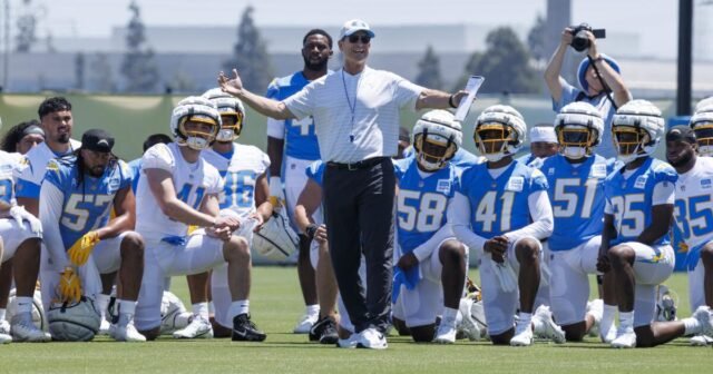 Jim Harbaugh adoptando un nuevo enfoque para evaluar a los novatos de Chargers

