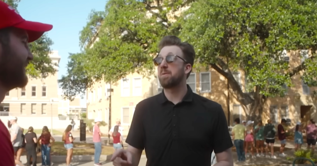 Jordan Klepper obtiene la confesión del Gen-Z Charlie Kirk Fan
