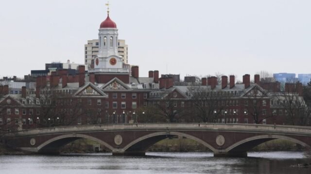 La administración Trump reduce $ 450 millones más en subvenciones de Harvard, alegando antisemitismo
