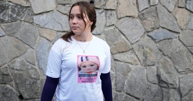 La niña de 2 años separada de sus padres por la deportación de nosotros llega a Venezuela
