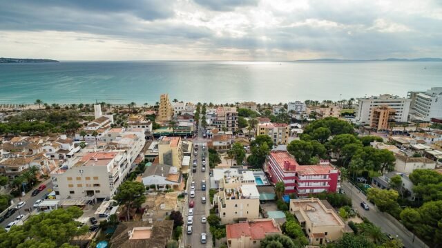 Las turistas británicas 'brotes ridiculizan y atacan a una mujer polaca en una playa de Mallorca'
