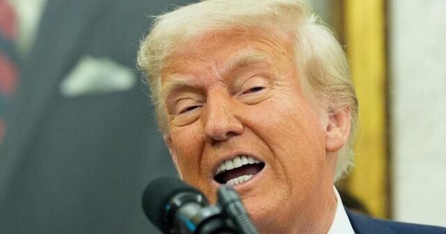 Lawrence O'Donnell muestra el momento en que Trump fue "humillado" en la televisión
