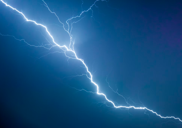 Lightning ataca a Andalucia como tormentas frescas
