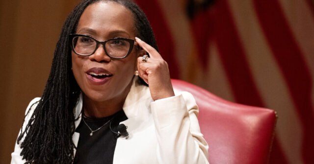 Los ataques contra los jueces socavan la democracia, advierte a Ketanji Brown Jackson
