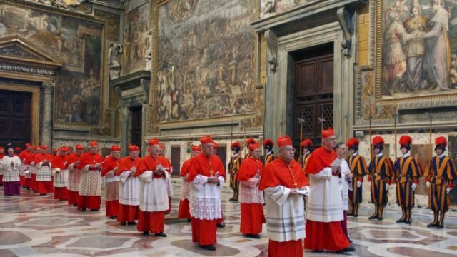 Los cardenales se reúnen para un cónclave secreto para comenzar el ritual antiguo para seleccionar al nuevo papa después de la muerte de Francis
