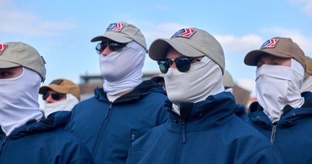 Los clubes deportivos de combate solían aumentar el reclutamiento para el grupo de odio nacionalista blanco, dice el informe
