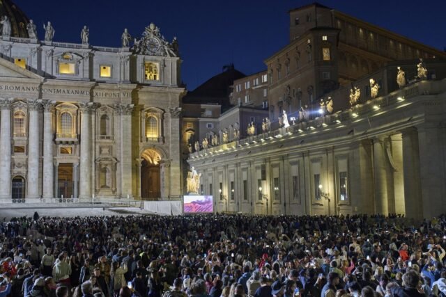 Los creyentes de la iglesia, los espectadores anticipan el resultado de la tradición secreta que decidirá al nuevo papa
