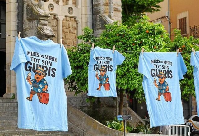 Los manifestantes antiturismo en Mallorca acusados ​​de racismo con una controvertida campaña de camisetas
