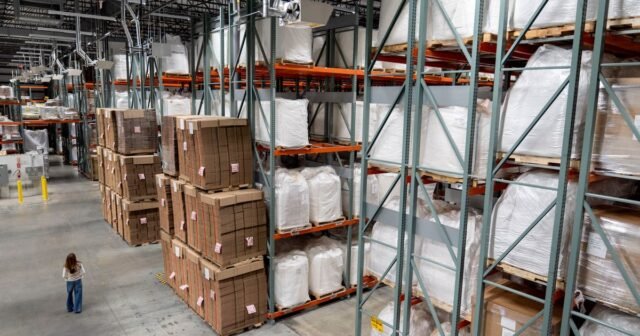 Los recortes de ayuda de EE. UU. Dejan alimentos para millones de molones en almacenamiento: Reuters Exclusive
