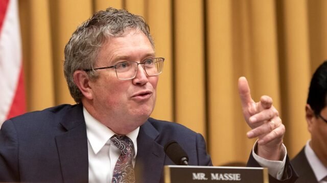 Massie recaudando fondos después de las críticas de Trump: "Fui amenazado"

