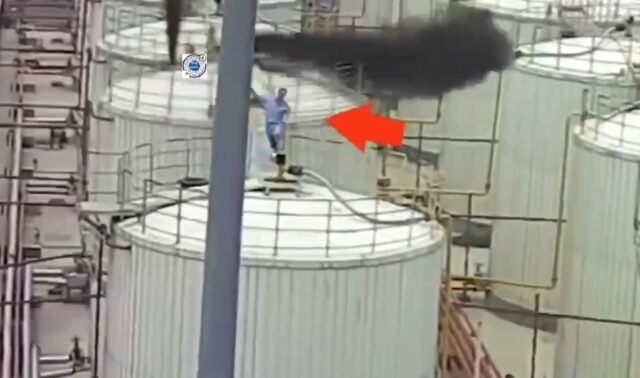 Mira el momento que el trabajador corre por su vida y esquiva la muerte por solo centímetros mientras los tanques químicos explotan a su alrededor matando a cinco
