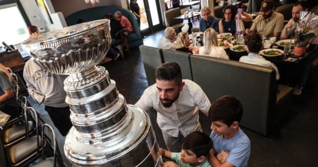 NHL recompensa al maestro de SoCal que usó hockey para conectar a sus alumnos
