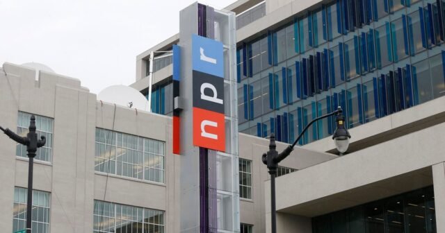 NPR demanda a Trump por orden ejecutiva que recorta fondos federales
