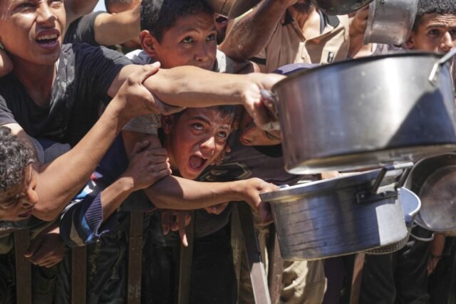 Nueve de los 10 niños de un médico son asesinados en las últimas huelgas de Israel en Gaza
