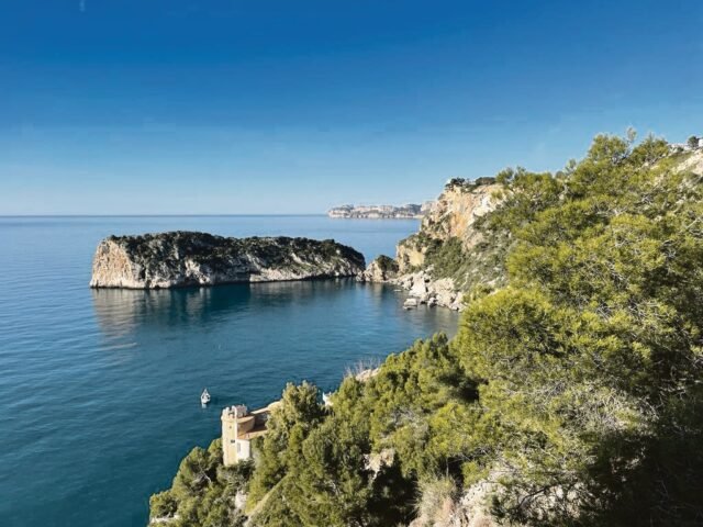 Por qué las celebridades están acudiendo en masa a la propia 'milla dorada' de Costa Blanca
