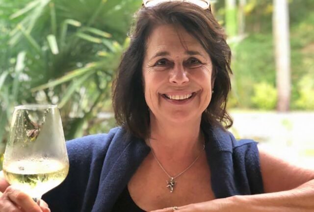 Primera foto de amigo que encontró una madre británica asesinada en la aldea francesa después de "solo dejarla por 10 minutos" antes del ataque de terror

