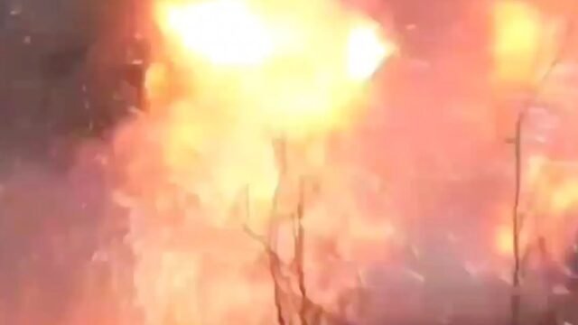 Putin bombardea Ucrania con enjambre de drones de ataque en un enorme bombardeo aéreo solo unas horas después de proponer conversaciones de paz directas
