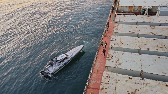 RELOJ: Gibraltar Divers encuentran cocaína escondida en el barco de carga utilizando un nuevo dron submarino
