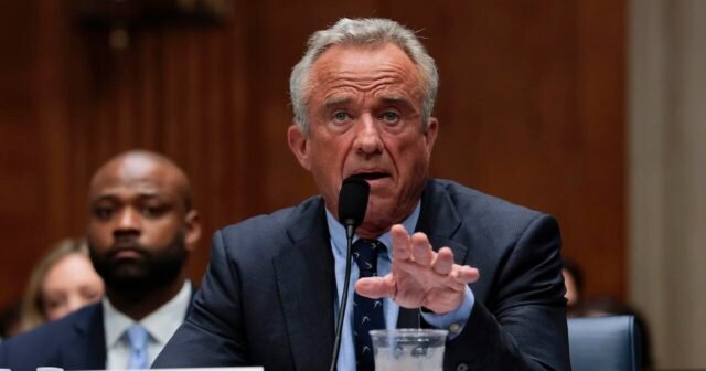 RFK Jr. dice que los CDC ya no recomendarán la vacuna Covid para niños y mujeres embarazadas
