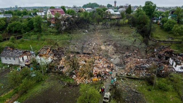 Rusia bombardea Ucrania con el mayor ataque aéreo de la guerra en medio de un intercambio crítico de prisioneros
