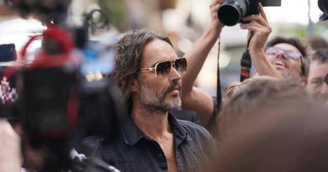 Russell Brand otorgó una fianza condicional después de aparecer en la corte de Londres por cargos de violación y asalto
