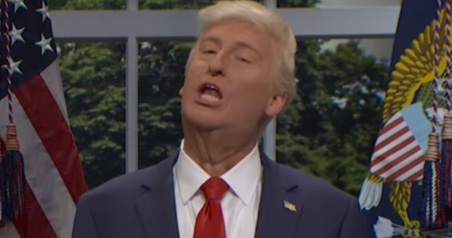 'SNL's Trump firma' Ley de Belichick 'en orden ejecutiva
