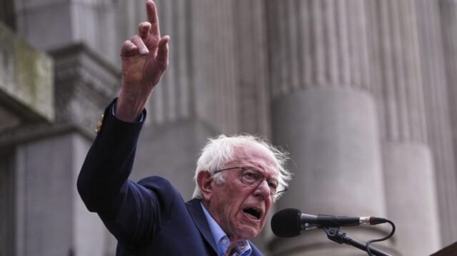 Sanders: ambas partes 'en gran medida corrupta'
