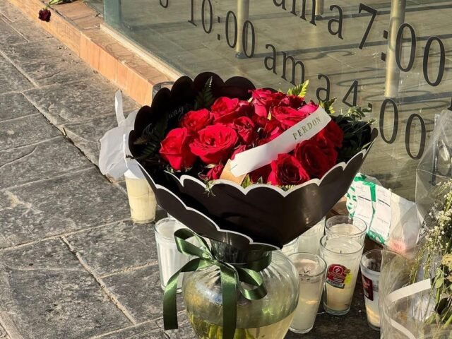 Sospechoso en la ejecución brutal del influencer Valeria Márquez deja un ramo de rosas rojas fuera del salón con misteriosa nota
