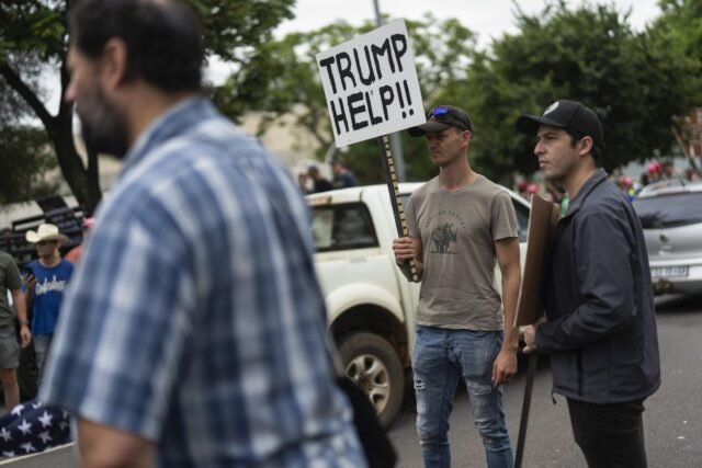 Trump está trayendo a los sudafricanos blancos a los Estados Unidos, como refugiados, ¿a qué persecución enfrentan?

