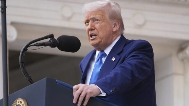Trump planea cortar los contratos federales restantes con Harvard
