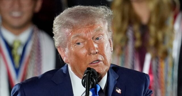 Trump se burló brutalmente por el 'desafío' salvaje a los graduados de la Universidad de Alabama
