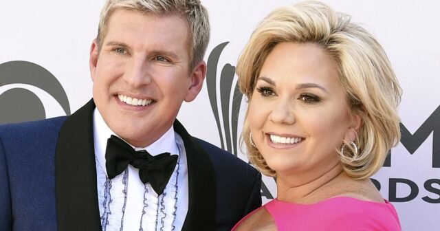 Trump se propuso perdonar a las estrellas de la televisión de realidad Todd y Julie Chrisley de condenas por fraude y evasión fiscal
