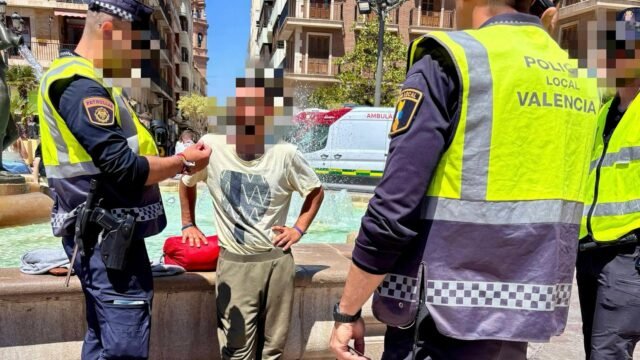 Turista apuñalada en la parte posterior del cuello mientras caminaba con novio en un ataque aleatorio por el "hombre sin hogar" en Valencia
