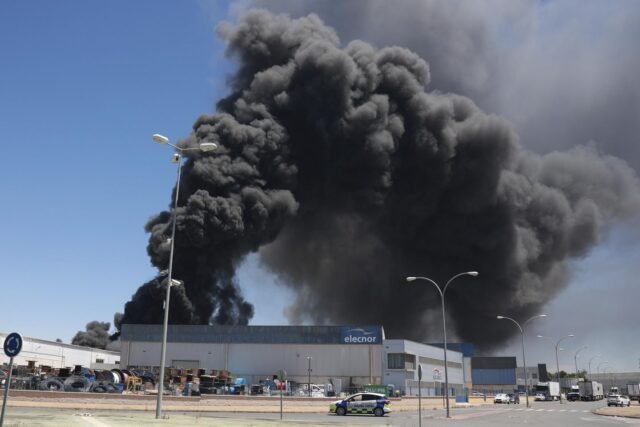 Una explosión en una planta química cerca de Sevilla de España conduce a advertencias por miles
