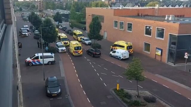 Varias personas apuñalaron, incluido el oficial de policía en alboroto en los Países Bajos, cuando el auto de policía se fue cubierto de sangre
