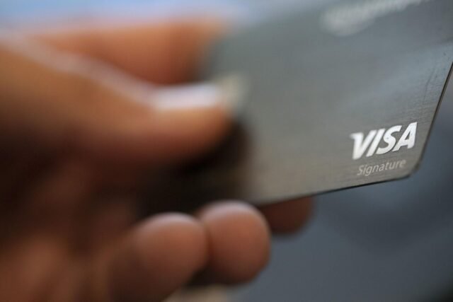 Visa quiere darle a los 'agentes' de inteligencia artificial su tarjeta de crédito
