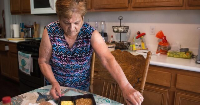 Vivienda, nutrición en peligro a medida que Trump retira los servicios sociales de Medicaid
