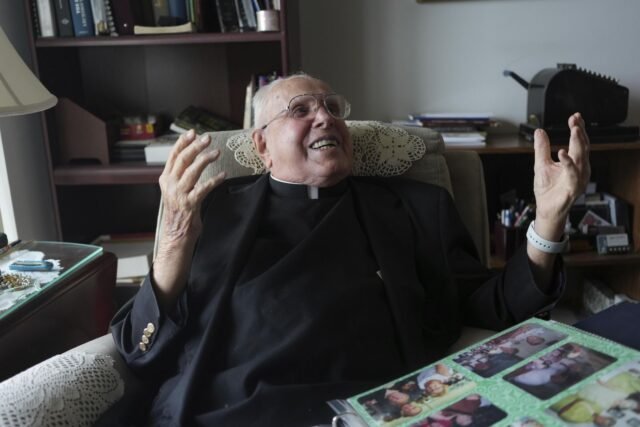 A los 100, este sacerdote católico de GloboTrotting todavía hornea pasteles, disfruta de la ópera y celebra la misa diaria
