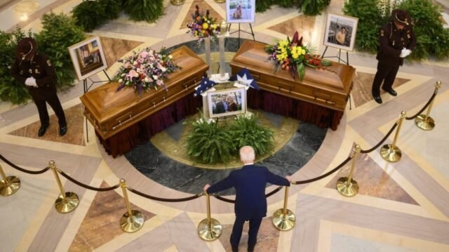 Biden presenta respetos en el Capitolio de Minnesota para el legislador democrático asesinado
