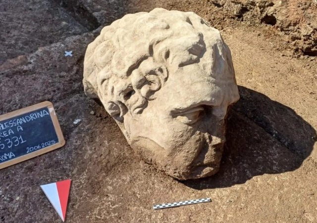 Colossal Marble Head emerge en el Foro de Trajano - The History Blog
