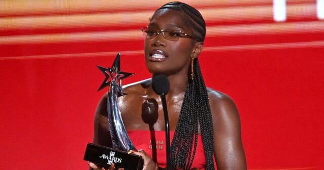 Doechii explota a Trump y defiende a los manifestantes de Los Ángeles en el discurso de los premios BET
