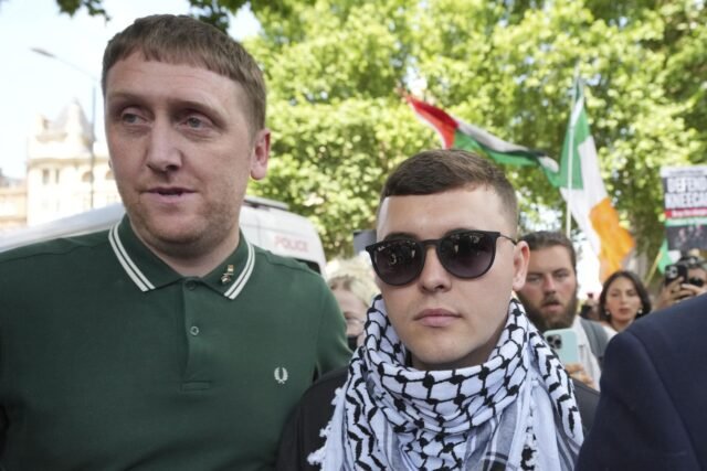 El grupo de rap irlandés Kneecap juega en Glastonbury a pesar de las críticas
