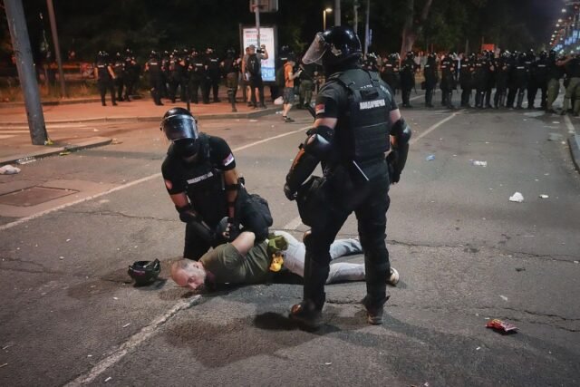 El presidente populista de Serbia anuncia más arrestos después de una protesta antigubernamental masiva
