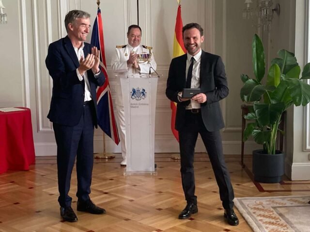 Futbolista profesional y fundador del objetivo común de la red, Juan Mata recibe un MBE honorario 
