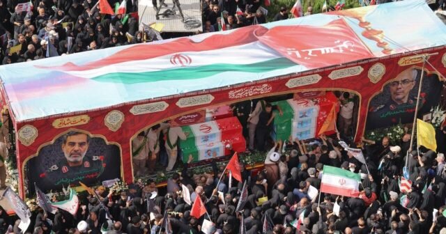 Irán tiene un funeral estatal de líderes militares prominentes asesinados durante la guerra de 12 días con Israel

