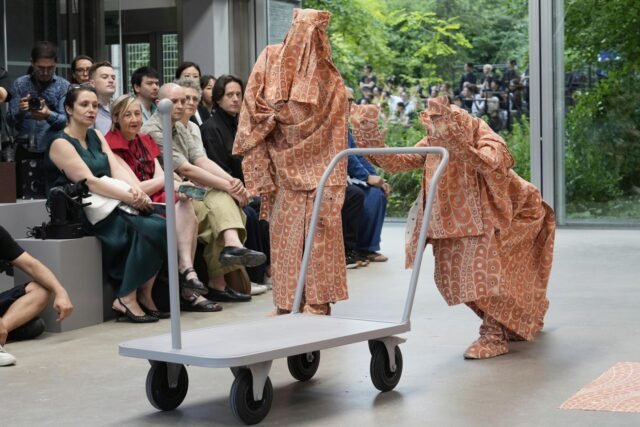 Issey Miyake transformando la Fundación Cartier en el jardín de esculturas vivos con luz y movimiento

